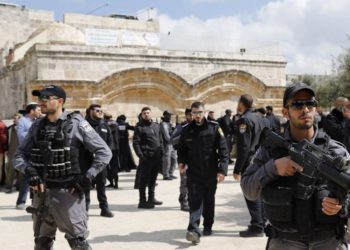 Las fuerzas de seguridad israelíes montan guardia frente a la Puerta de la Misericordia, durante una visita al sitio realizada por un grupo de judíos religiosos al Monte del Templo en la Ciudad Vieja de Jerusalem, el 7 de marzo de 2019. ( AHMAD GHARABLI / AFP)