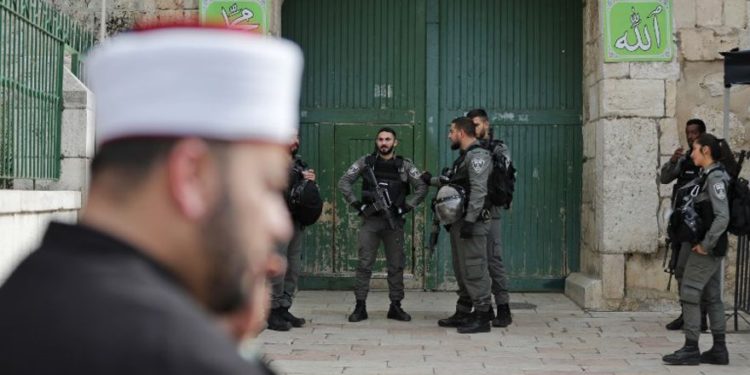 La policía fronteriza israelí asegura una de las entradas del complejo del Monte del Templo en la ciudad vieja de Jerusalem después de cerrar el acceso al sitio el 12 de marzo de 2019. (Ahmad GHARABLI / AFP)