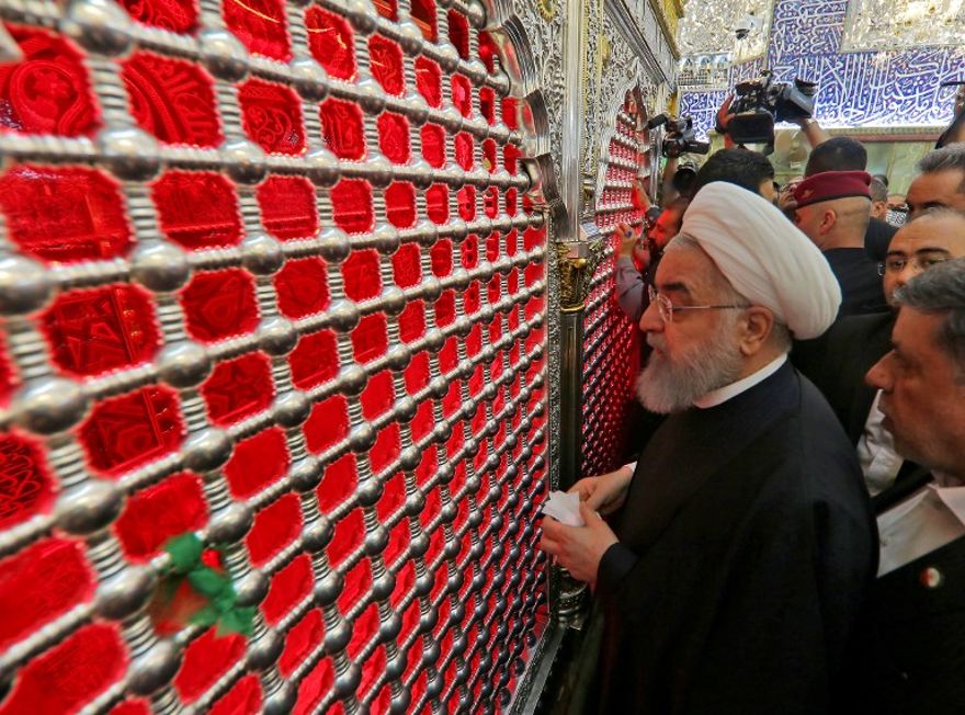 El presidente iraní, Hassan Rouhani, rinde homenaje frente a la tumba del santuario Imam Ali en la ciudad santa iraquí de Najaf el 13 de marzo de 2019. (Haidar HAMDANI / AFP)