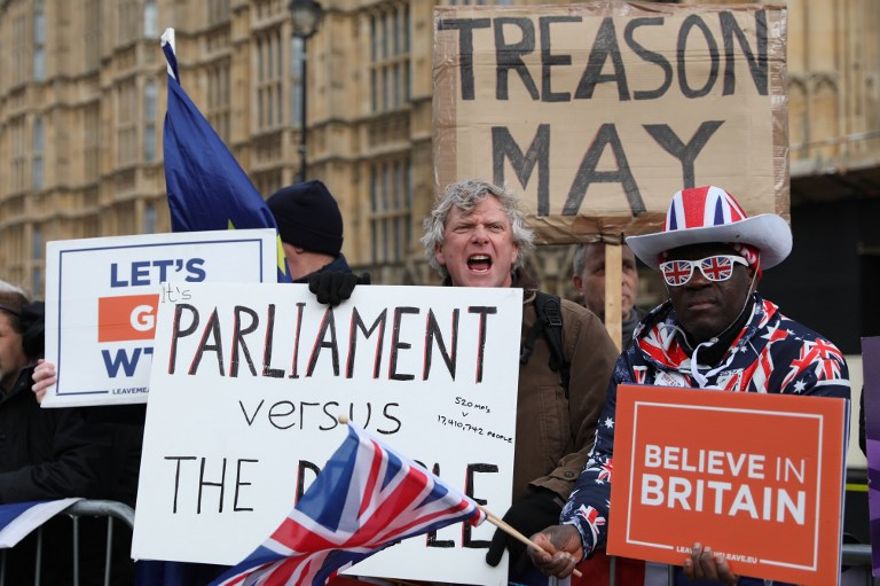 Los manifestantes llevan pancartas y gritan consignas cuando se reúnen cerca de las Casas del Parlamento en Londres el 13 de marzo de 2019 (ISABEL INFANTES / AFP)