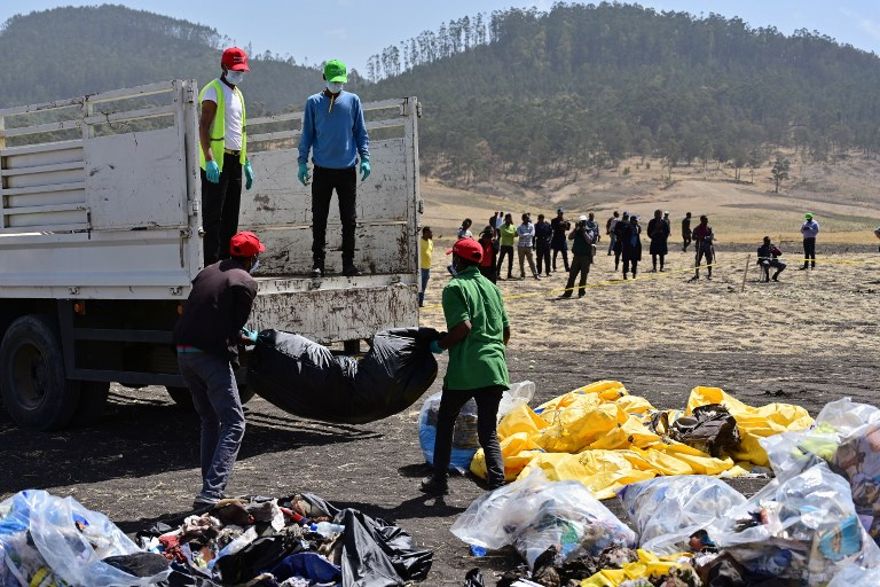 Los escombros se cargan en un camión en el lugar del accidente del avión Boeing 737 MAX operado por Ethiopian Airlines, en la aldea de Hama Quntushele en la región de Oromia, el 13 de marzo de 2019. (TONY KARUMBA / AFP)
