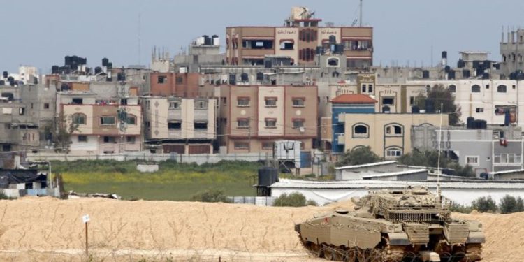 Un tanque de batalla Merkava israelí cerca de la frontera con la Franja de Gaza cerca del Kibbutz de Nahal Oz en el sur de Israel, 15 de marzo de 2019 (Jack Guez / AFP)