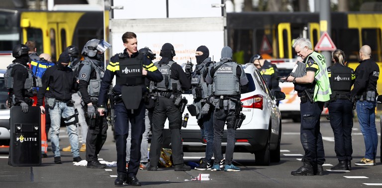 Las fuerzas policiales cerca de un tranvía en el 24 de octubre de Utrecht, el 18 de marzo de 2019, donde tuvo lugar un tiroteo. (Robin van Lonkhuijsen / ANP / AFP) / Holanda FUERA)
