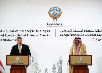 El Secretario de Estado de los Estados Unidos, Mike Pompeo (L), y el Ministro de Relaciones Exteriores de Kuwait, Sheikh Sabah al-Khalid al-Sabah, dieron una conferencia de prensa conjunta en la ciudad de Kuwait el 20 de marzo de 2019. (JIM YOUNG / POOL / AFP)