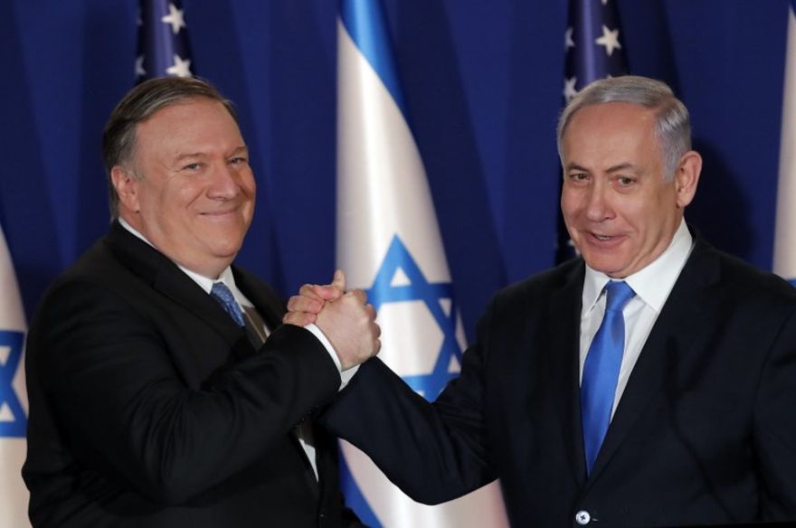 El primer ministro israelí, Benjamin Netanyahu (R), recibe al secretario de Estado de los EE. UU., Mike Pompeo, en su residencia en Jerusalén el 21 de marzo de 2019. (Foto de JIM YOUNG / POOL / AFP)