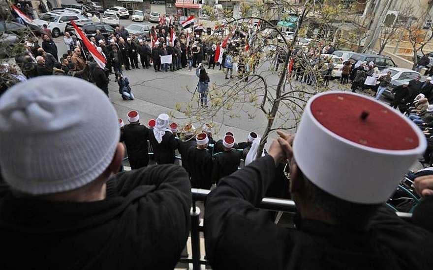 Los residentes de los Altos del Golán asisten a una protesta contra el reconocimiento de la soberanía israelí del presidente de Estados Unidos, Donald Trump, sobre el área, en la ciudad drusa de Majdal Shams el 23 de marzo de 2019. (Jalaa Marey / AFP)