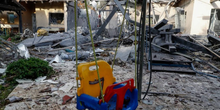 Una casa dañada después de ser golpeada por un cohete en el pueblo de Mishmeret, al norte de Tel Aviv, el 25 de marzo de 2019. (Jack GUEZ / AFP)