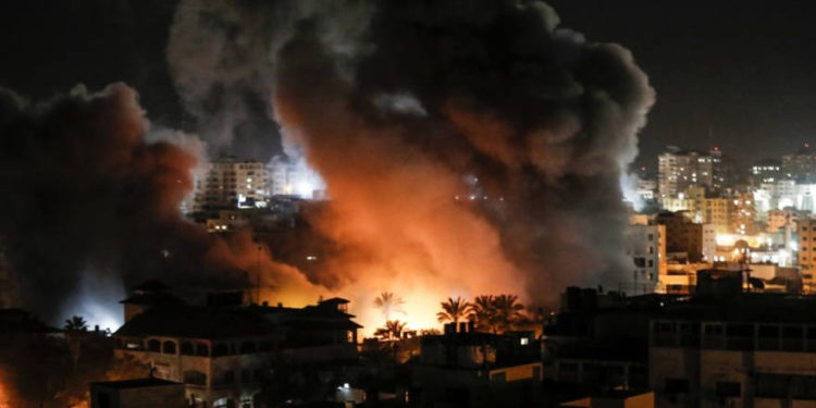 Incendio y humo alrededor de edificios en la ciudad de Gaza durante los ataques israelíes reportados el 25 de marzo de 2019. (Mahmud Hams / AFP)