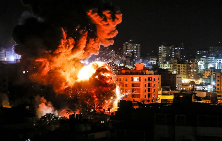 Una bola de fuego grita sobre edificios en la ciudad de Gaza durante los ataques israelíes el 25 de marzo de 2019. (Mahmud Hams / AFP)