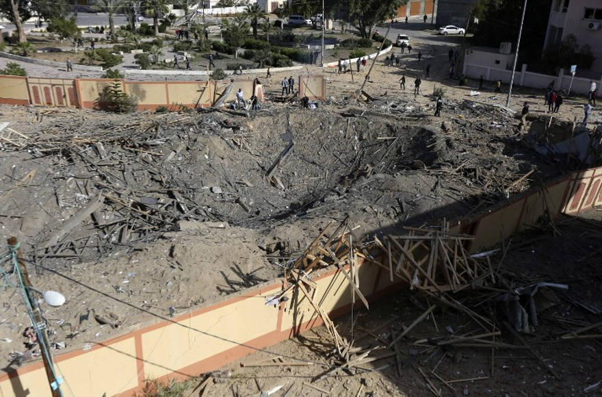 Una fotografía tomada el 26 de marzo de 2019, muestra la oficina destruida del líder de Hamás, Ismail Haniyeh, en la ciudad de Gaza, que fue atacada la noche anterior por un ataque aéreo israelí. (Mahmud Hams / AFP)