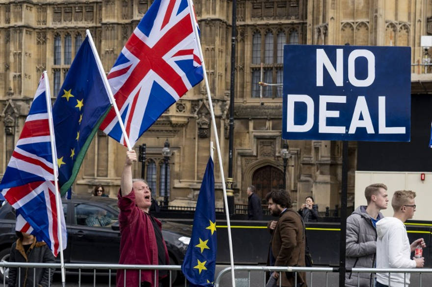 Activistas anti-Brexit exhiben las banderas de la Unión y de la UE mientras se manifiestan frente a las Casas del Parlamento en Westminster, Londres, el 28 de marzo de 2019. (Niklas Halle'n / AFP)