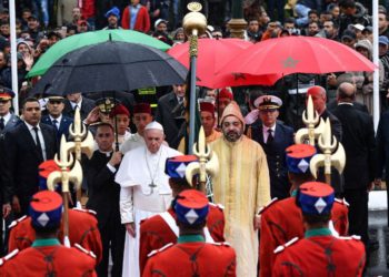 El rey Mohammed VI de Marruecos (R) da la bienvenida al Papa Francisco (L) en Rabat tras la llegada del Papa al país del norte de África el 30 de marzo de 2019 (Alberto PIZZOLI / AFP)