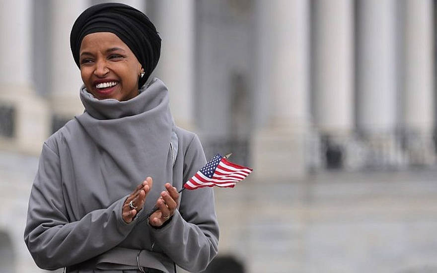 La representante Ilhan Omar de Minnesota se reúne con otros demócratas en los Escalones del Este del Capitolio de EE. UU, el 8 de marzo de 2019 en Washington. (Chip Somodevilla / Getty Images / AFP)