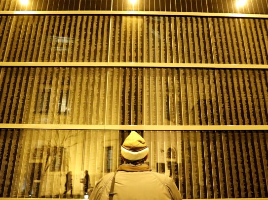 Un hombre está parado frente a una pared con los nombres de las víctimas durante el Día Internacional del Holocausto en el Holocaust Memorial Center en Budapest, Hungría, el 27 de enero de 2019. (Bernadett Szabo / Reuters)