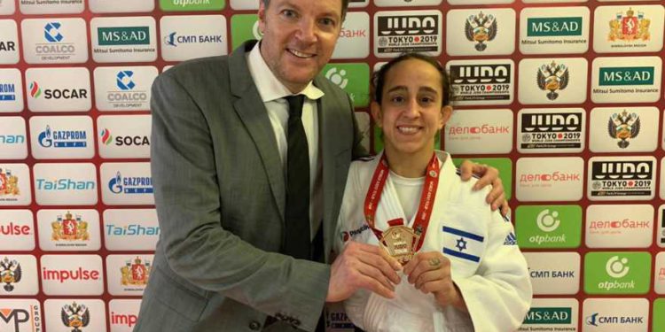 El judoka israelí Gili Cohen (R) posa para una foto con el entrenador Shani Hershko después de ganar la medalla de oro en la competición de Grand Slam en Ekaterinburg, Rusia el 15 de marzo de 2019. (Asociación de Judo de Israel)