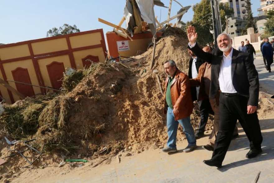 El jefe de Hamás, Ismail Haniyeh, visita su oficina que fue objeto de un ataque aéreo israelí, en la ciudad de Gaza, el 27 de marzo de 2019 \ FOLLETO / REUTERS