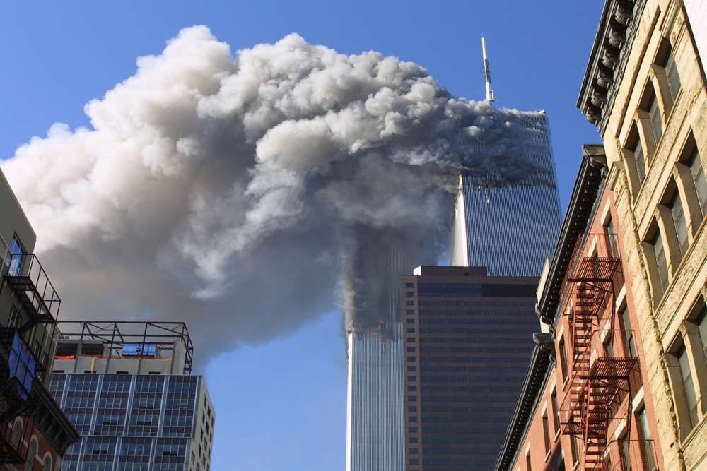 En esta foto de archivo del 11 de septiembre de 2001, las torres gemelas del World Trade Center se incendian luego de que aviones secuestrados chocaron contra ellas en Nueva York como parte de un complot del líder de al-Qaeda, Osama bin Laden. (Foto AP / Diane Bondareff, Archivo)