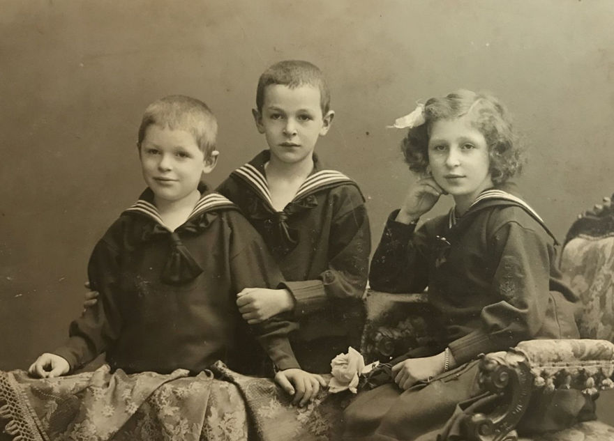 Charlotte Nomburg con sus hermanos, 1908.
