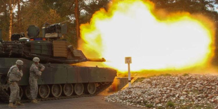 El futuro es ahora, al menos cuando se trata de armas láser en el campo de batalla. El mes pasado se reveló un prototipo de una nueva plataforma láser de alta energía en el Centro de Defensa de Misiles del Ejército de Estados Unidos, que ofrece una visión del futuro. El Láser Móvil Experimental de Alta Energía (MEHEL) podrá derribar aviones no tripulados y otras amenazas aéreas con su temible arma, que pudo perforar agujeros a través de un rifle AK y una gruesa chapa de acero. Ya acreditado con 69 muertes de aviones no tripulados en pruebas realizadas desde 2016 hasta la fecha, el MEHEL es bastante formidable y podrá derribar artillería enemiga, aviones no tripulados, misiles y otras amenazas. De acuerdo con AL.com, un componente curiosamente divertido del sistema láser es el controlador tipo Xbox, que según los desarrolladores se debió en parte al aporte de las tropas millennials. Inicialmente equipados con un joystick, los desarrolladores pronto se dieron cuenta de que las tropas más jóvenes eran más adeptas a los controladores de consola. Después de instalar el nuevo controlador, las tropas derribaron objetivos en poco tiempo. "Con cinco minutos de entrenamiento, pueden derribar objetivos relevantes con bastante facilidad", dijo el desarrollador líder, el Dr. Richard Yaw. El nuevo sistema también es mucho más barato que los misiles, y cada potencial objetivo enemigo derribado cuesta alrededor de $ 30. Mientras que el modelo actual solo utiliza un láser de alta potencia de 10kw, el próximo modelo será una variante de 50kw. De cualquier manera, Yaw sabe que lo mejor que puede hacer el Ejército es dejar que las tropas decidan si es un buen sistema o no. “Si todo va bien, el liderazgo del Ejército daría el siguiente paso y colocaría algunas copias de él en unidades de soldados en algún lugar y les permitiría jugar con él”, dijo Yaw. El vehículo se exhibió durante la Asociación del Simposio de Defensa Global del Ejército de los Estados Unidos en Huntsville esta semana.