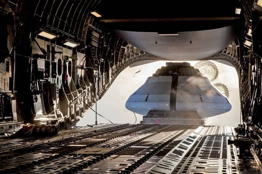 Una maqueta de una nave espacial Orion se lanzó desde un C-17 Globemaster III el 13 de diciembre de 2018, sobre el campo de pruebas de Yuma en Arizona para probar los paracaídas de la plataforma. (USAF)