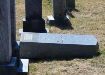 Una de las 59 lápidas vandalizadas en un cementerio judío en Fall River, Massachusetts. Crédito: Departamento de Policía de Fall River.