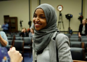 Ilhan Omar (D-MN) habla a los medios de comunicación después de una lotería para asignaciones de oficinas en Capitol Hill en Washington, DC, el 30 de noviembre de 2018. Foto: Reuters / Joshua Roberts.