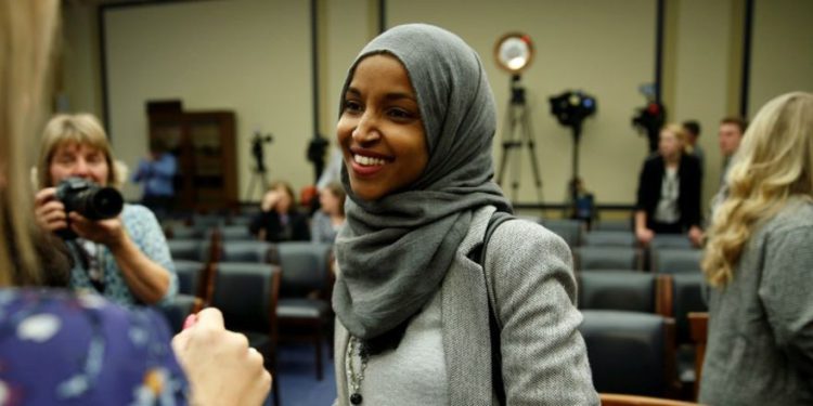 Ilhan Omar (D-MN) habla a los medios de comunicación después de una lotería para asignaciones de oficinas en Capitol Hill en Washington, DC, el 30 de noviembre de 2018. Foto: Reuters / Joshua Roberts.