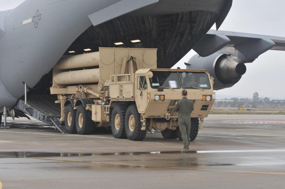 El sistema de intercepción móvil de misiles balísticos THAAD siendo cargado por la Fuerza Aérea de los EE. UU. Crédito: Ejército de EE.UU.