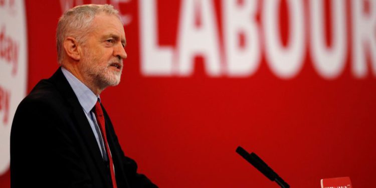 El líder del Partido Laborista de la oposición de Gran Bretaña, Jeremy Corbyn, pronuncia un discurso en Manchester, Gran Bretaña, el 22 de marzo de 2018 .. (Crédito de la foto: REUTERS / PHIL NOBLE)