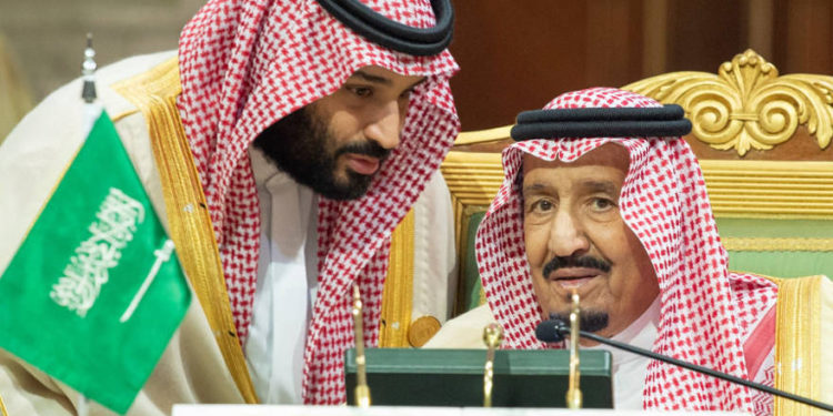 l príncipe heredero de Arabia Saudita, Mohammed bin Salman, conversa con el rey de Arabia Saudita, Salman bin Abdulaziz Al Saud, durante la Cumbre del Consejo de Cooperación del Golfo (CCG) en Riad, Arabia Saudita, 9 de diciembre de 2018. (Crédito de la foto: BANDAR ALGALOUD / CORTE DE SAUDI ROYAL TRIBUNAL / FOLLETO VIA REUTERS)