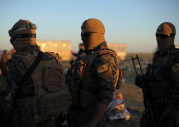 Combatientes de las Fuerzas Democráticas Sirias (SDF) están juntos cerca de la aldea de Baghouz, provincia de Deir Al Zor, Siria, 1 de marzo de 2019. (Crédito de la foto: REUTERS / RODI SAID)