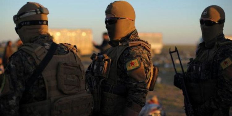 Combatientes de las Fuerzas Democráticas Sirias (SDF) están juntos cerca de la aldea de Baghouz, provincia de Deir Al Zor, Siria, 1 de marzo de 2019. (Crédito de la foto: REUTERS / RODI SAID)