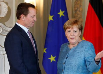 La canciller alemana, Angela Merkel, recibe al embajador de Estados Unidos en Alemania, Richard Grenell, en Meseberg, Alemania, el 6 de julio de 2018. (Crédito de la foto: AXEL SCHMIDT / REUTERS)