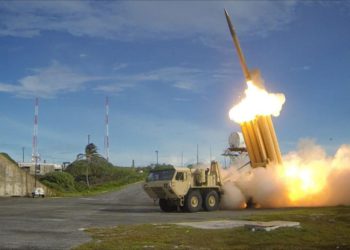 El primero de los dos interceptores de defensa de área de gran altitud terminal (THAAD) se inicia durante una prueba de intercepción exitosa. (Crédito de la foto: Wikimedia Commons)