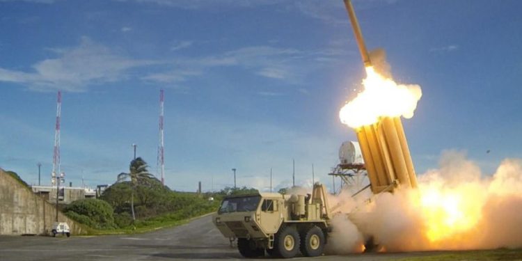 El primero de los dos interceptores de defensa de área de gran altitud terminal (THAAD) se inicia durante una prueba de intercepción exitosa. (Crédito de la foto: Wikimedia Commons)