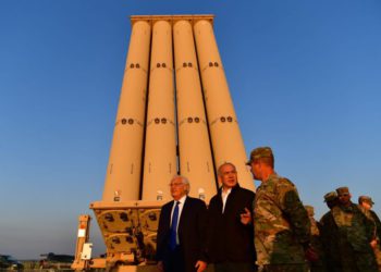 El primer ministro Benjamin Netanyahu y el embajador estadounidense David Friedman visitan el sitio de implementación del sistema THAAD en Israel. (Crédito de la foto: KOBI GIDEON / GPO)