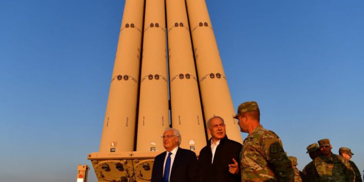 El primer ministro Benjamin Netanyahu y el embajador estadounidense David Friedman visitan el sitio de implementación del sistema THAAD en Israel. (Crédito de la foto: KOBI GIDEON / GPO)