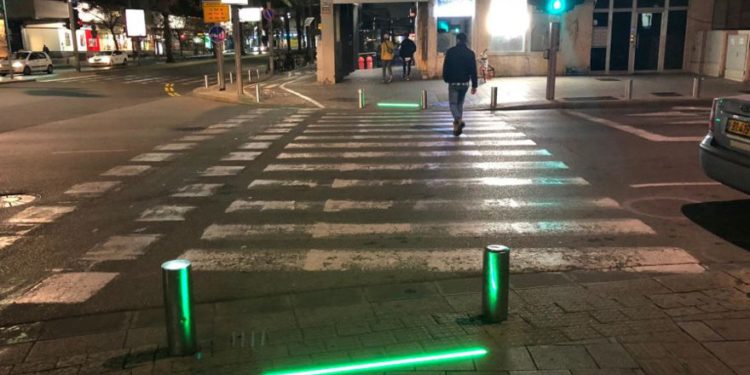 El municipio de Tel Aviv-Yafo instala luces LED en la acera para proteger a los 'zombies de teléfonos inteligentes'. (Crédito de la foto: MUNICIPIO TEL AVIV-JAFFA)