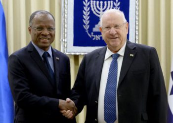 l presidente Reuven Rivlin (R) con el primer ministro de Cabo Verde, Jose Correla e Silva (L), 13 de marzo de 2019. (Crédito de la foto: Mark Neiman / GPO)