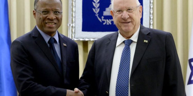 l presidente Reuven Rivlin (R) con el primer ministro de Cabo Verde, Jose Correla e Silva (L), 13 de marzo de 2019. (Crédito de la foto: Mark Neiman / GPO)