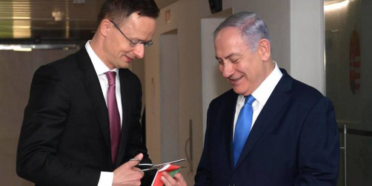 El primer ministro Benjamin Netanyahu con el ministro de Relaciones Exteriores de Hungría en la ceremonia de dedicación de la misión diplomática húngara en Jerusalem. (Crédito de la foto: AMOS BEN-GERSHOM / GPO)