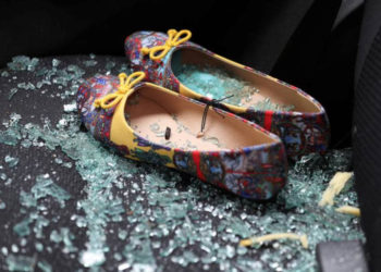 El vidrio roto cubre los zapatos que quedaron en el asiento de un automóvil que se dañó después de que un cohete impactara en una casa al norte de Tel Aviv, Israel, el 25 de marzo de 2019. (Crédito de la foto: REUTERS / AMMAR AWAD)