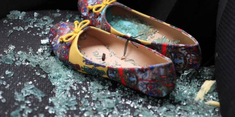 El vidrio roto cubre los zapatos que quedaron en el asiento de un automóvil que se dañó después de que un cohete impactara en una casa al norte de Tel Aviv, Israel, el 25 de marzo de 2019. (Crédito de la foto: REUTERS / AMMAR AWAD)