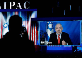 Hablando vía satélite desde Israel, el primer ministro israelí, Benjamin Netanyahu, se dirige a AIPAC en Washington, EE. UU., 26 de marzo de 2019. (Crédito de foto: KEVIN LAMARQUE / REUTERS)