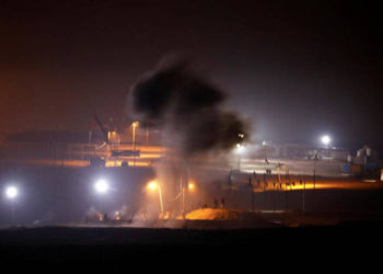 El humo se eleva después de una explosión cuando los palestinos participan en una noche de protesta a lo largo del lado de Gaza de la frontera con Israel. (Crédito de la foto: REUTERS / AMIR COHEN)
