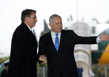 El primer ministro Benjamin Netanyahu recibió al presidente brasileño Jair Bolsonaro en el aeropuerto Ben Gurion el 31 de marzo de 2019. (Crédito de la foto: HAIM ZACH / GPO)