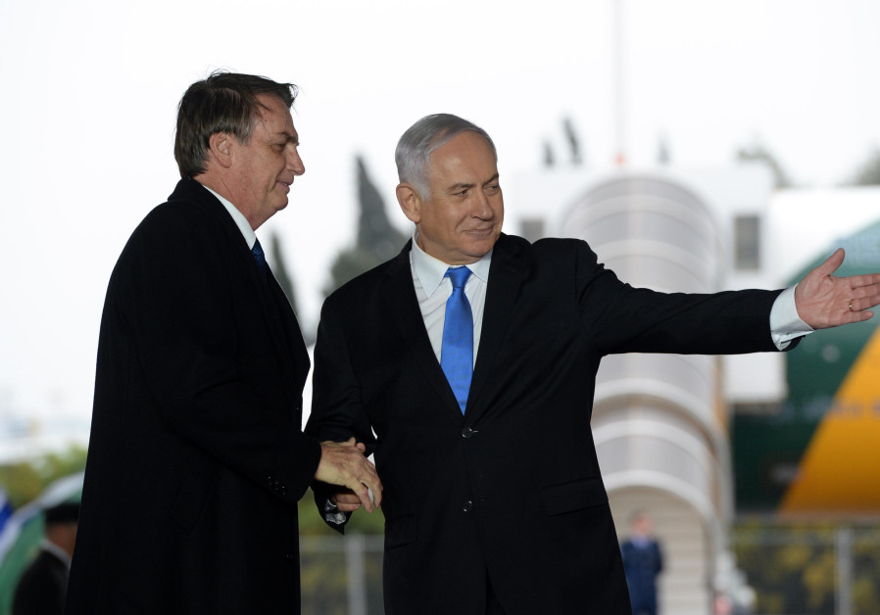 El primer ministro Benjamin Netanyahu recibió al presidente brasileño Jair Bolsonaro en el aeropuerto Ben Gurion el 31 de marzo de 2019. (Crédito de la foto: HAIM ZACH / GPO)