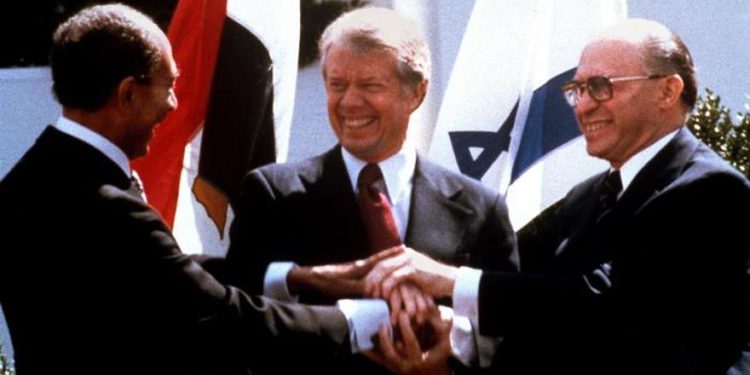 El presidente egipcio Anwar Sadat, el presidente estadounidense Jimmy Carter, centro, y el primer ministro israelí, Menachem Begin, se dan la mano en el jardín norte de la Casa Blanca cuando firman el tratado de paz entre Egipto e Israel, el 26 de marzo de 1979. (AP / Bob Daugherty)
