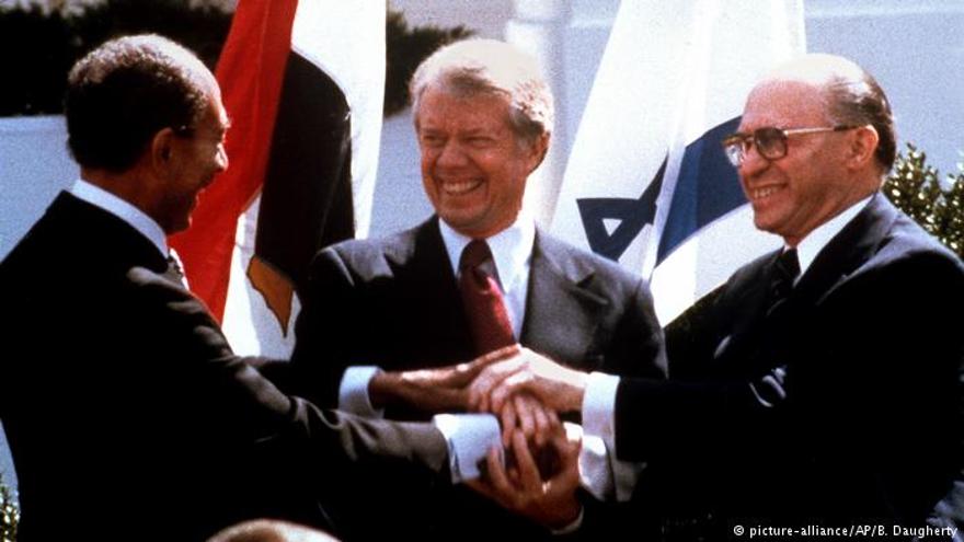 El presidente egipcio Anwar Sadat, el presidente estadounidense Jimmy Carter, centro, y el primer ministro israelí, Menachem Begin, se dan la mano en el jardín norte de la Casa Blanca cuando firman el tratado de paz entre Egipto e Israel, el 26 de marzo de 1979. (AP / Bob Daugherty)