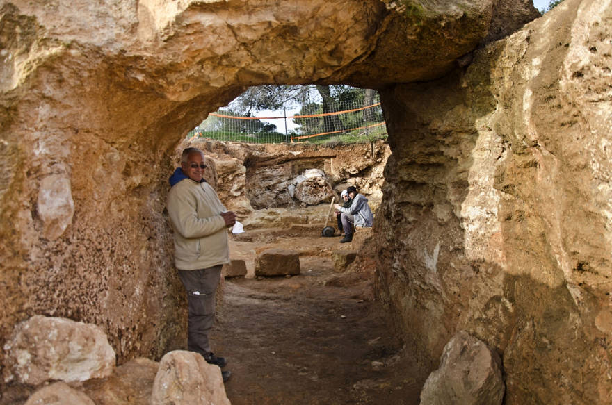 El arqueólogo Ya'akov Billig se encuentra en el sitio de entierro de la era Hasmonea que se está excavando en el vecindario de Jerusalén de Sharafat. (Yoli Schwartz / Autoridad de Antigüedades de Israel)